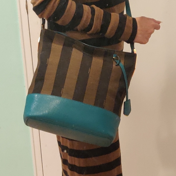 Authenticated Fendi penguin crossbody bucket bag - Picture 10 of 13